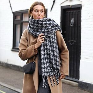 NWT DKNY Black and White Chunky Houndstooth Scarf